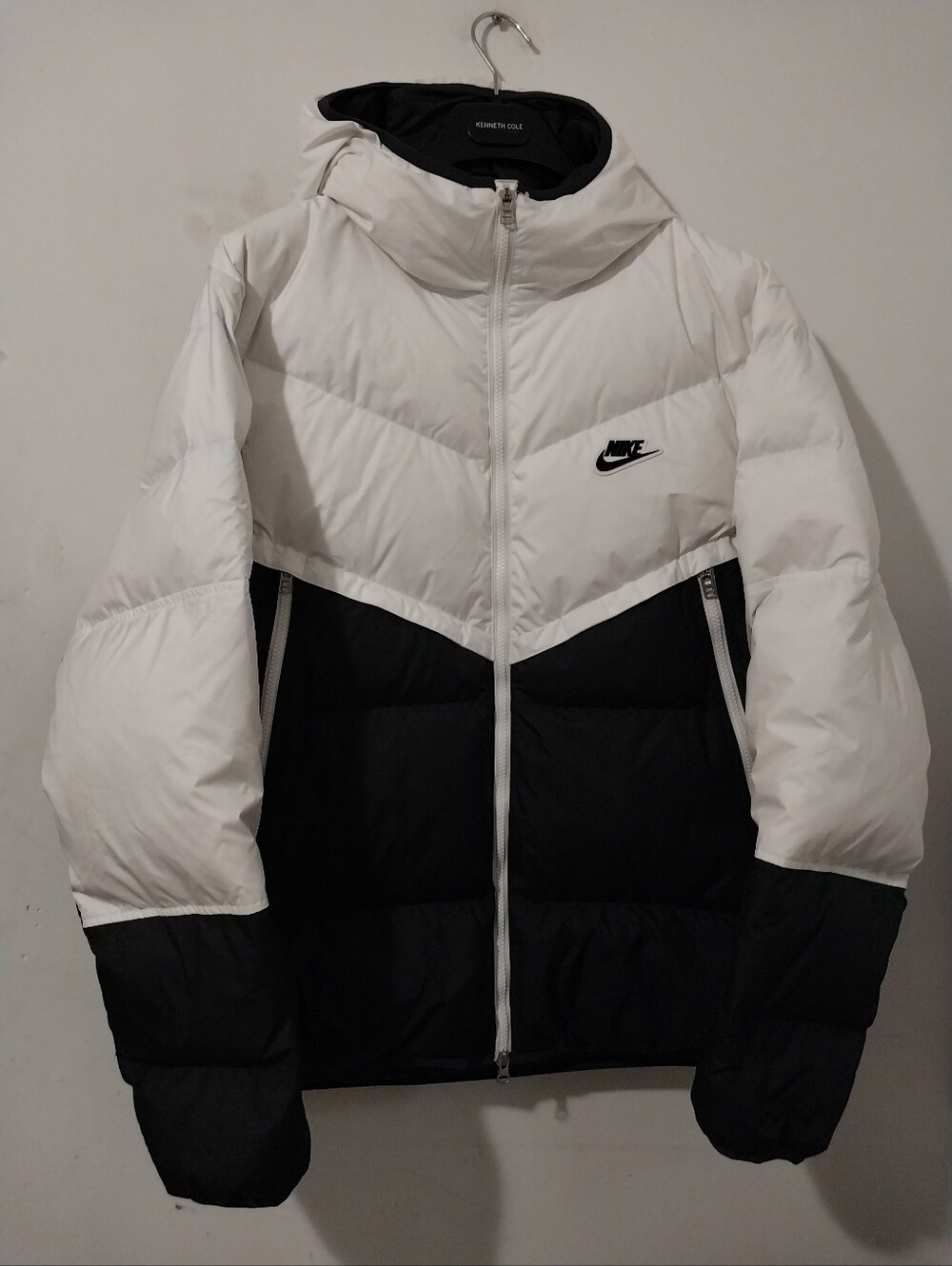 Nike Sportswear  White and Black Puffer Jacket with Hood Size Xl Men's